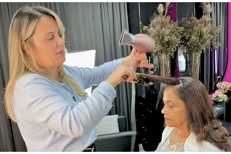 Cabeleireira aplicando escova