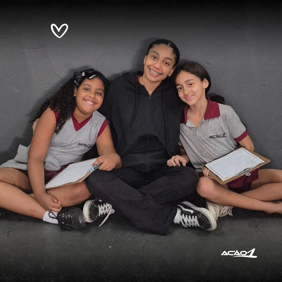 Aluno do Colégio Ação1 feliz em sala de aula