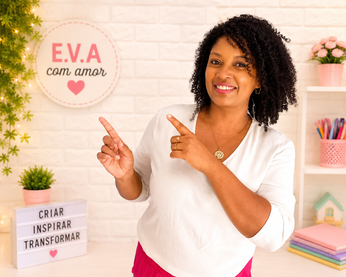Professora Laurita com folhas de EVA