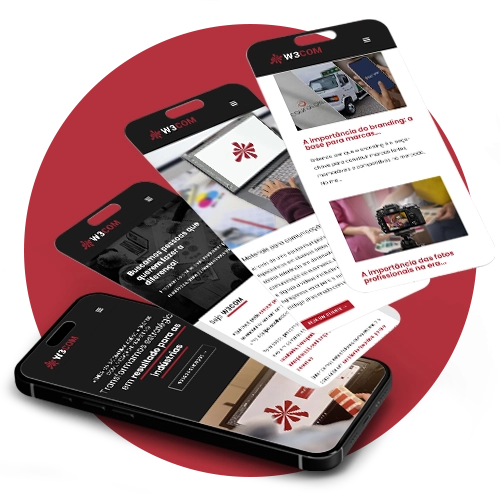 Três smartphones com telas do site da W3COM sobreposta a um círculo vermelho. Cada tela exibe diferentes seções do site, com layout moderno e predominância das cores preta, branca e vermelha.