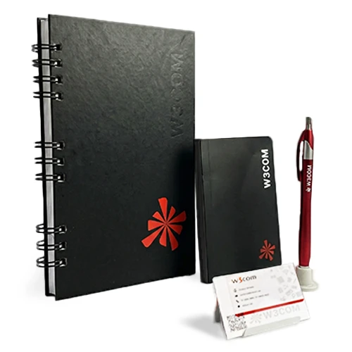 Um laptop aberto e um smartphone sobrepostos, ambos exibindo conteúdo digital da W3COM. O fundo é um círculo vermelho que realça os dispositivos. A imagem evidencia a presença e a estratégia digital da W3COM em diferentes plataformas.