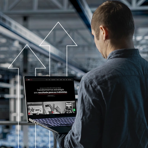 Profissional analisando site corporativo em um notebook dentro de uma fábrica, com gráficos de setas ascendentes indicando crescimento industrial.