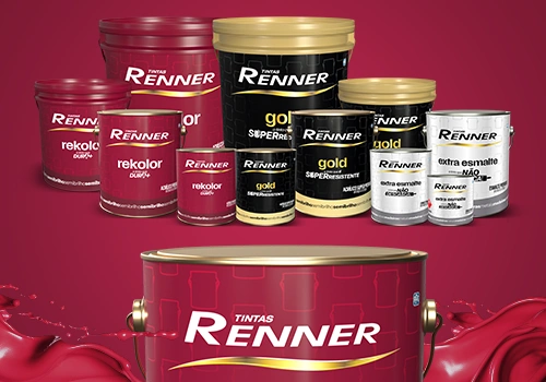 Gama de produtos de tinta Tintas Renner em exposição, incluindo latas Rekolor, latas douradas 