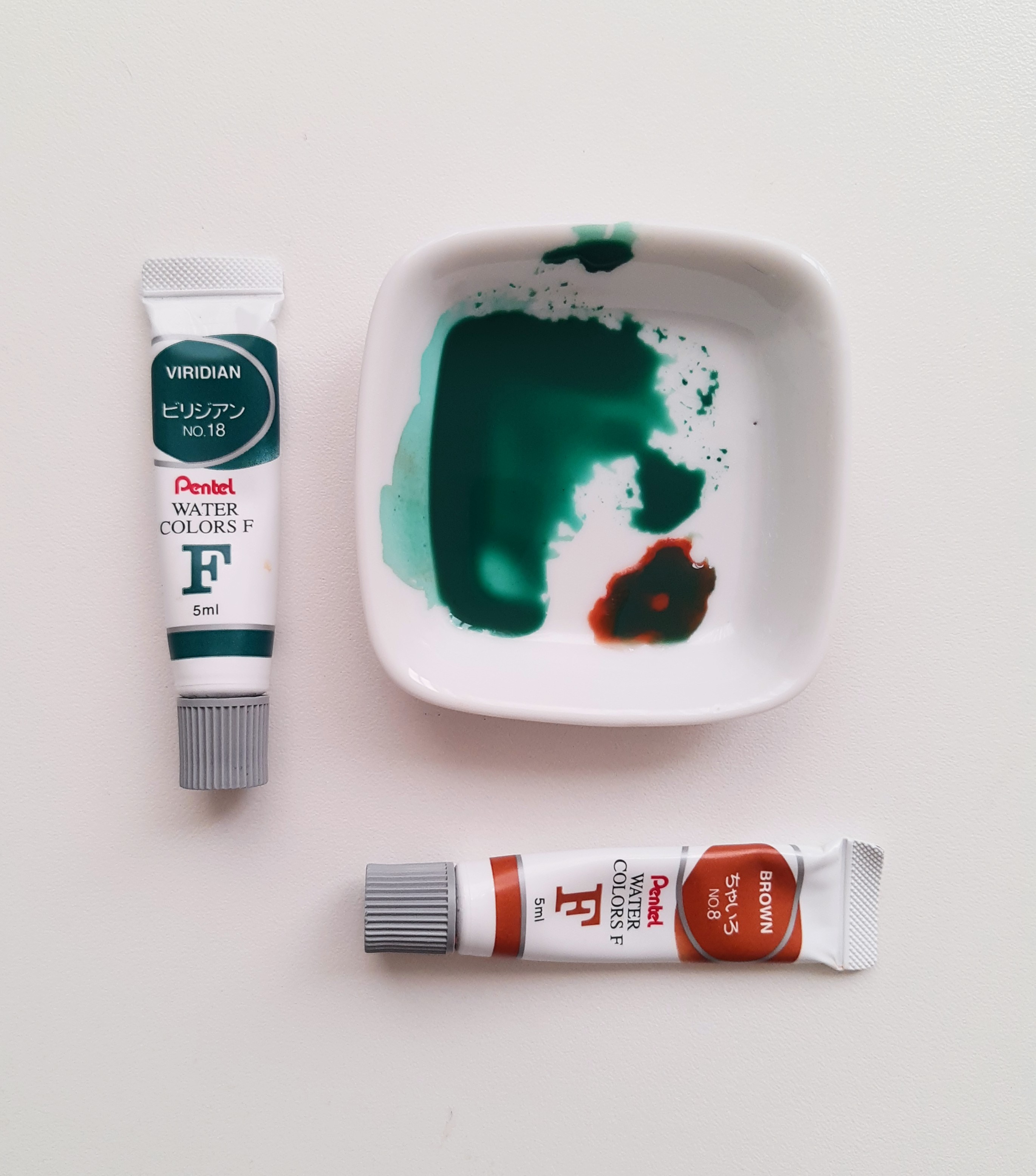 Detalhe da pintura de folhas em aquarela no algodão cru