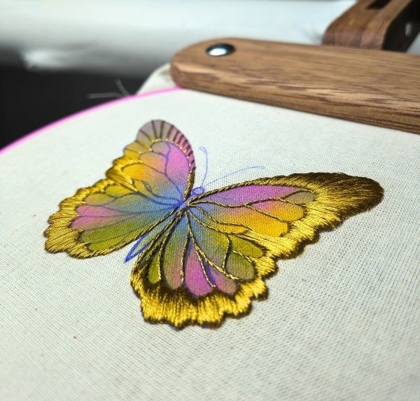 Detalhes do acabamento com linha metálica dourada