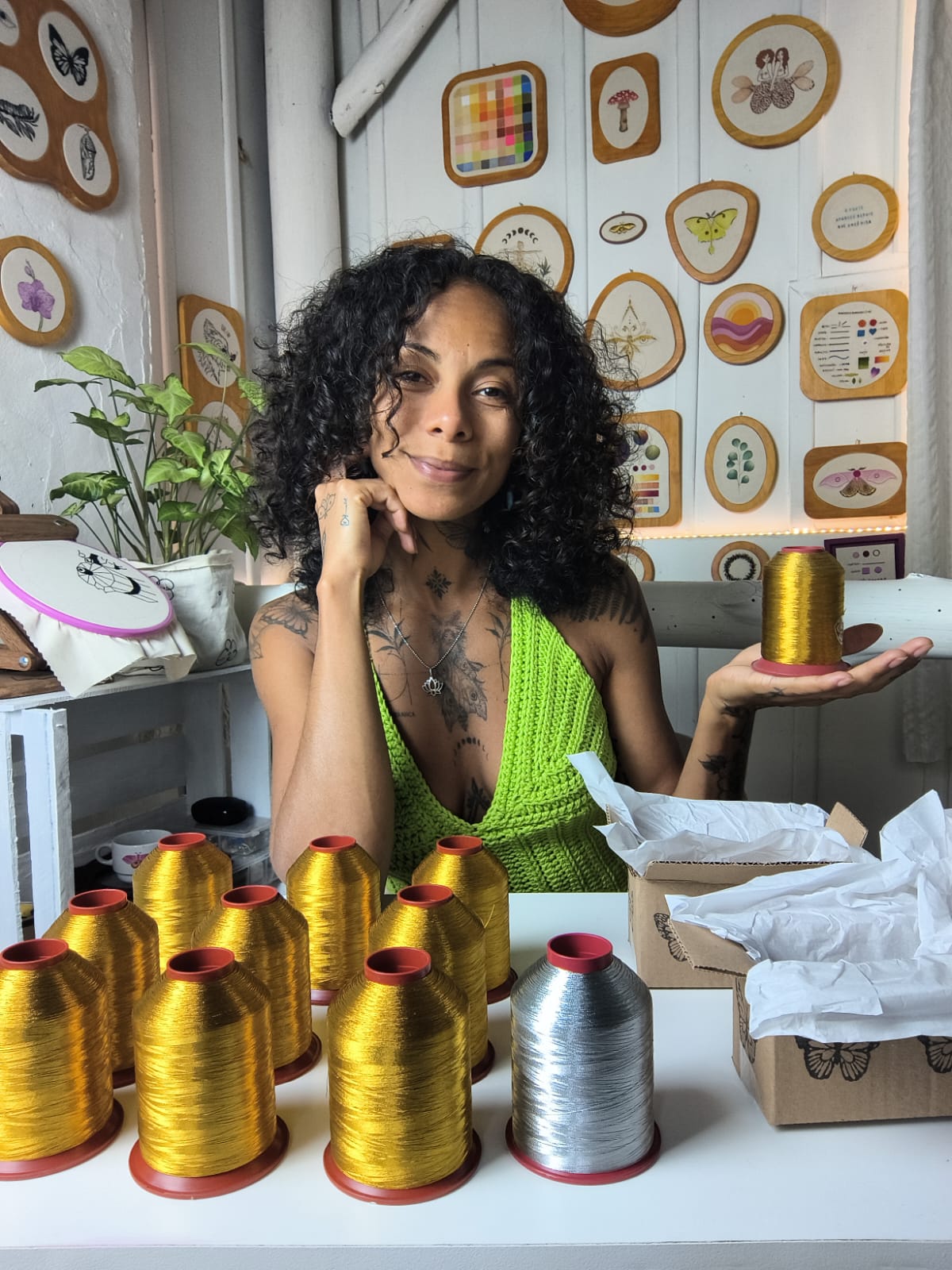Linha metálica dourada em uso no bordado