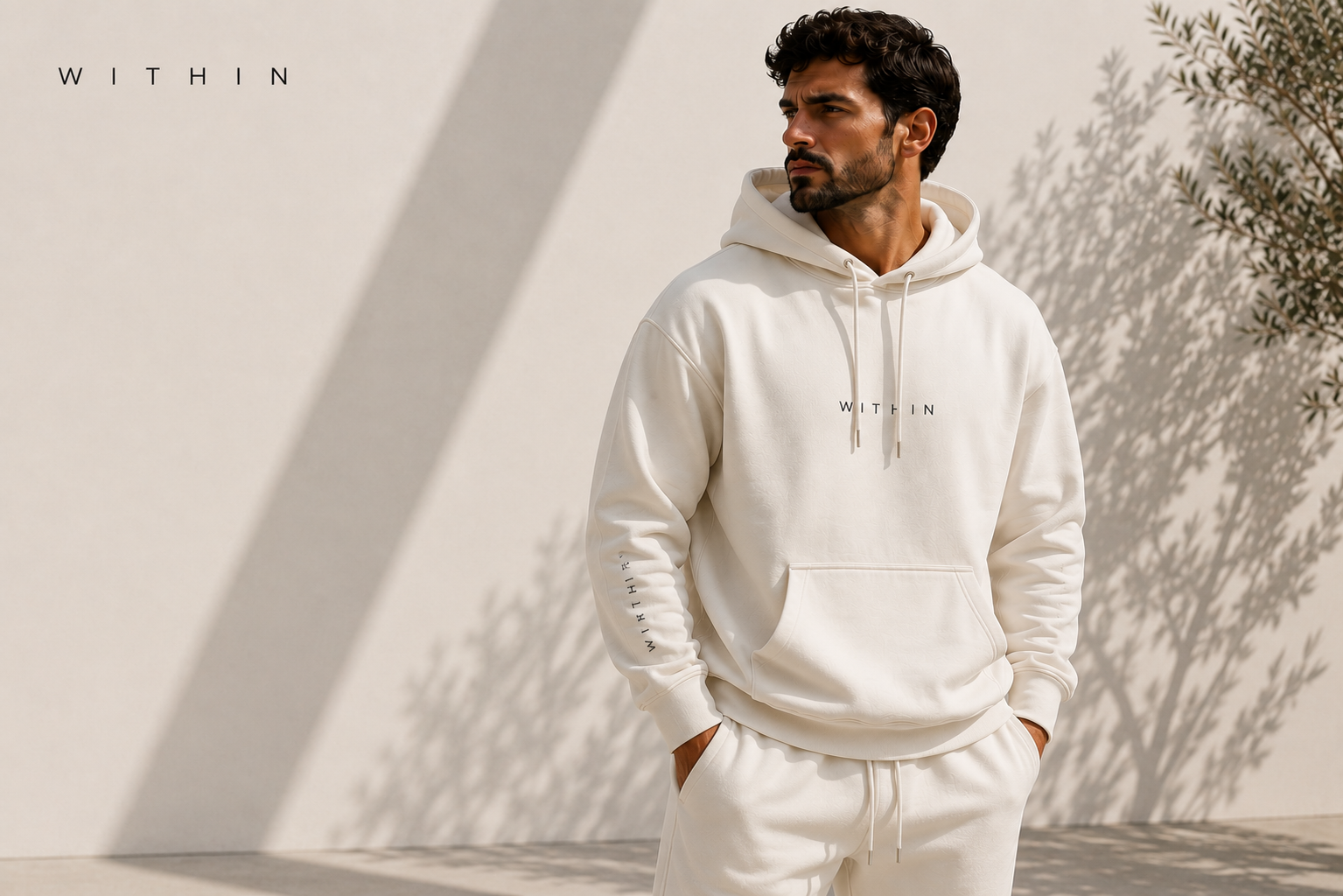Modelo vestindo o Hoodie Breathe off-white da marca Within