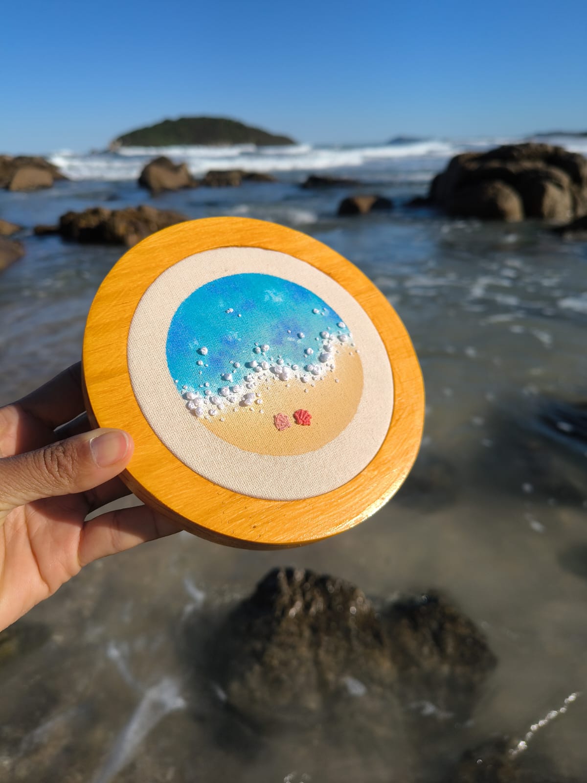 Aquarela de praia no algodão e bordado livre