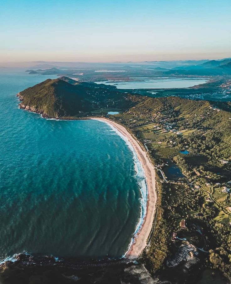 Casa cercada pela natureza na Praia da Silveira