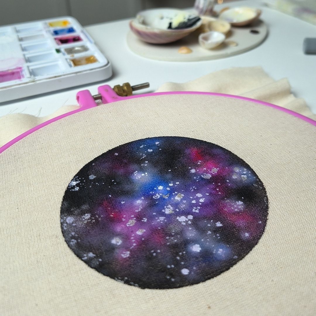 Mesa com estudos e materiais de aquarela