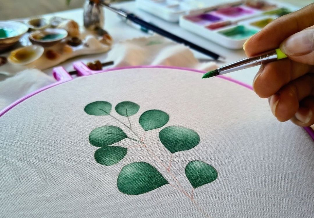Peça finalizada em moldura de madeira com folhas em aquarela