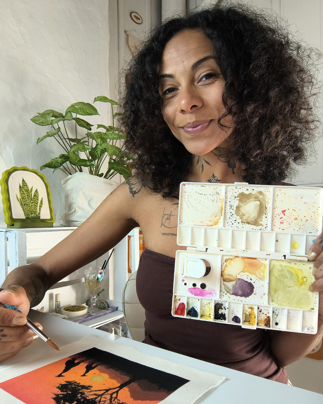 Letícia Itamara com seus materiais e sua arte em Aquarela no Algodão Cru