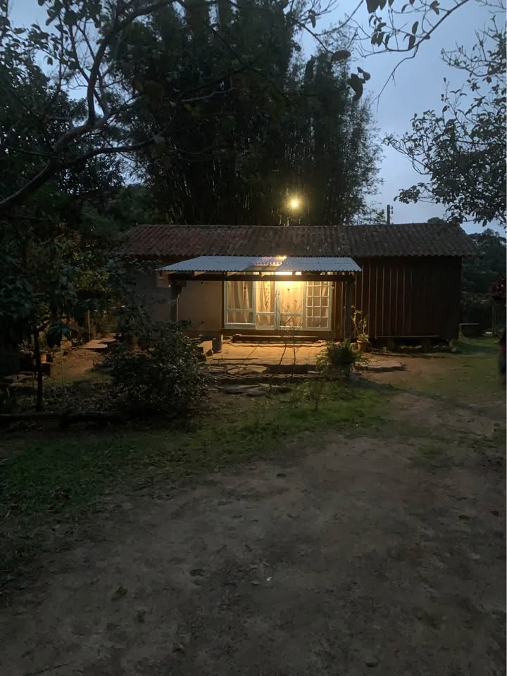 Casa cercada pela natureza na Praia da Silveira