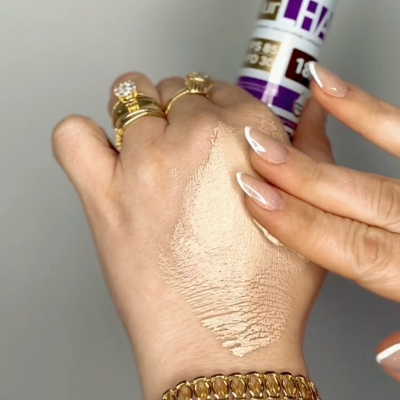 Close da textura do Blur LHA no dorso da mão