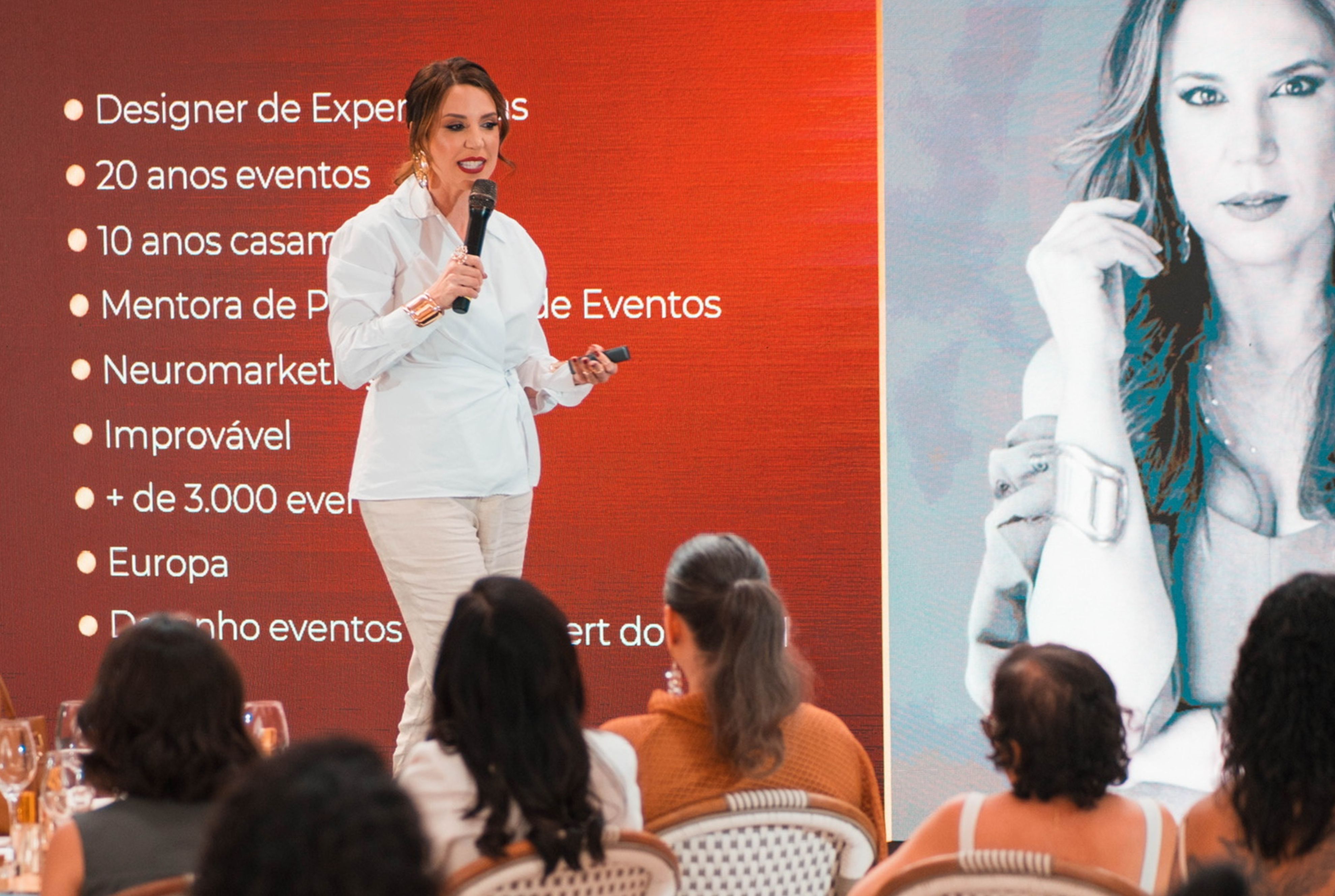 Descreva a imagem...