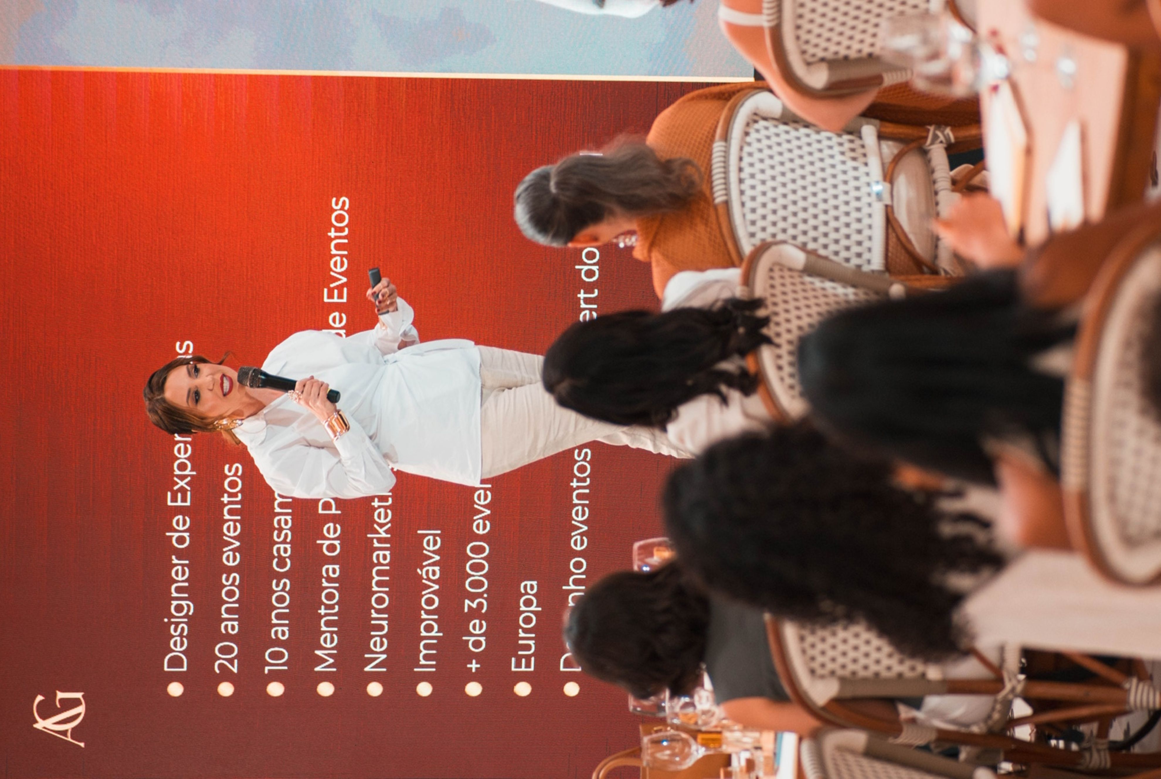 Descreva a imagem...