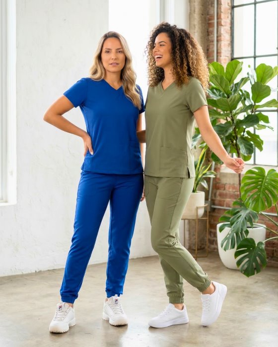 Modelo vestindo scrub da linha Confort