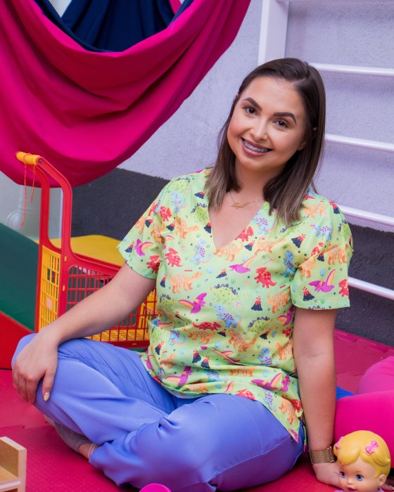 Modelo vestindo scrub com estampa autoral