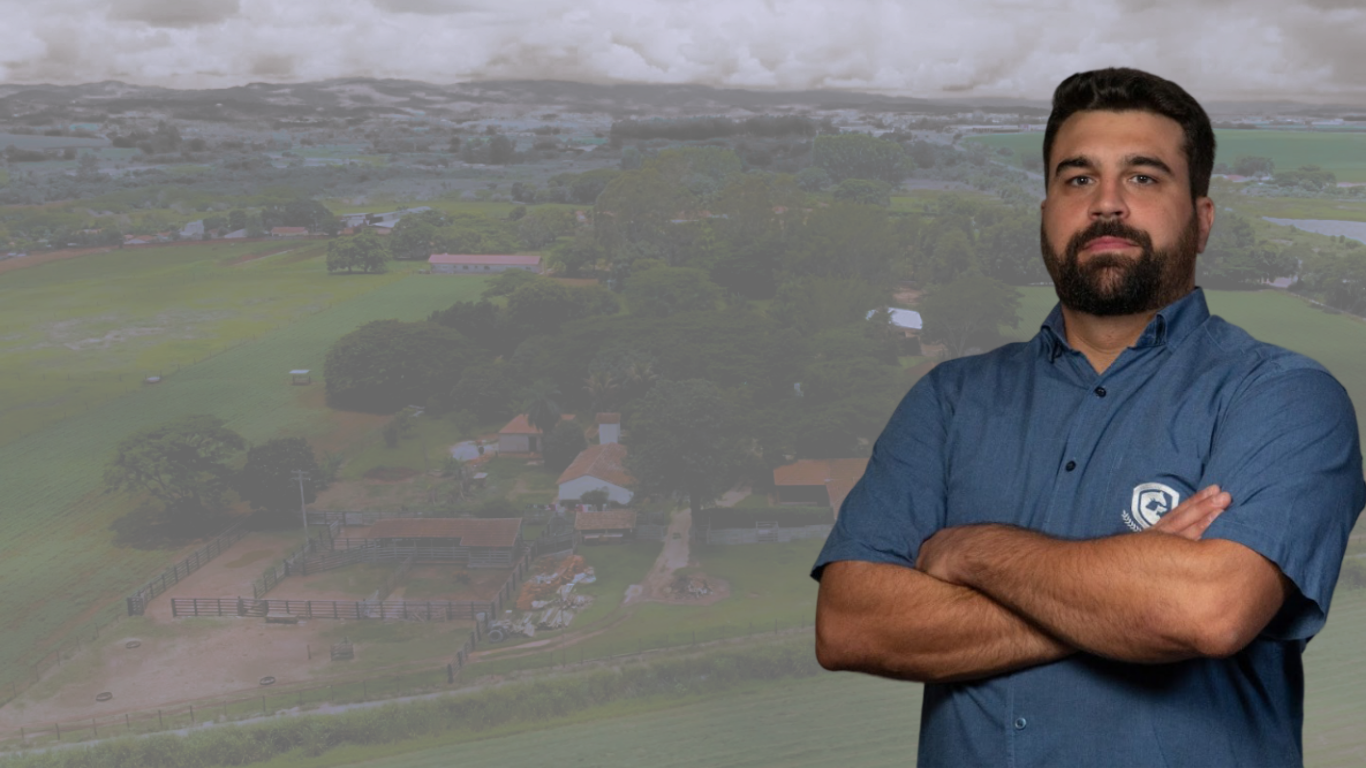 Marcos Morandim com a fazenda ao fundo