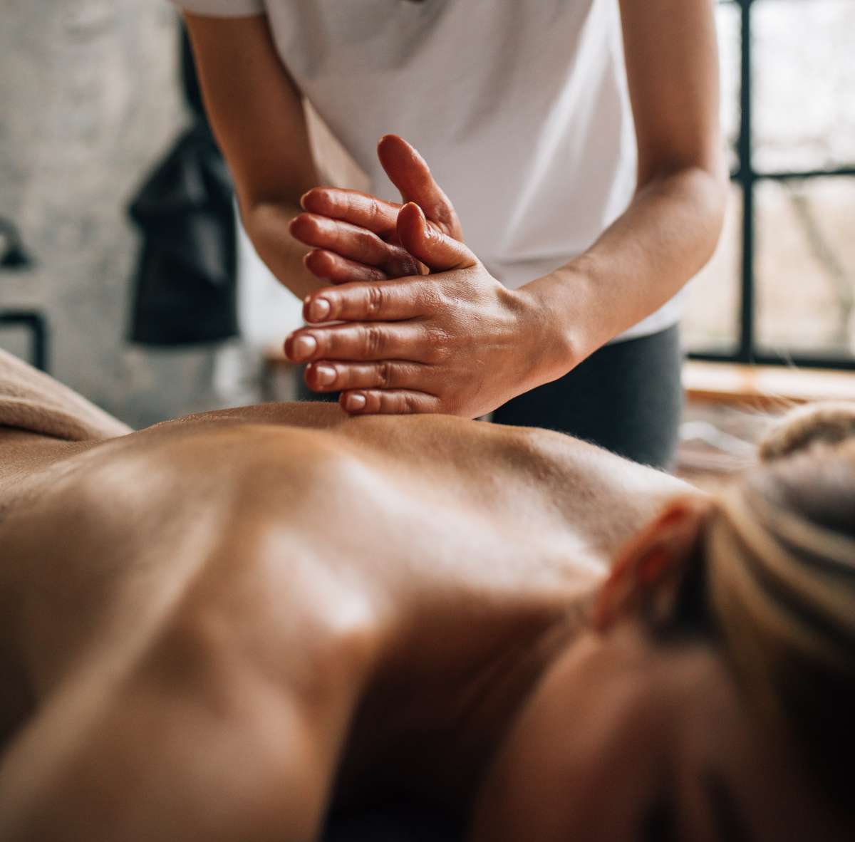 Profª Marina Alves aplicando massagem