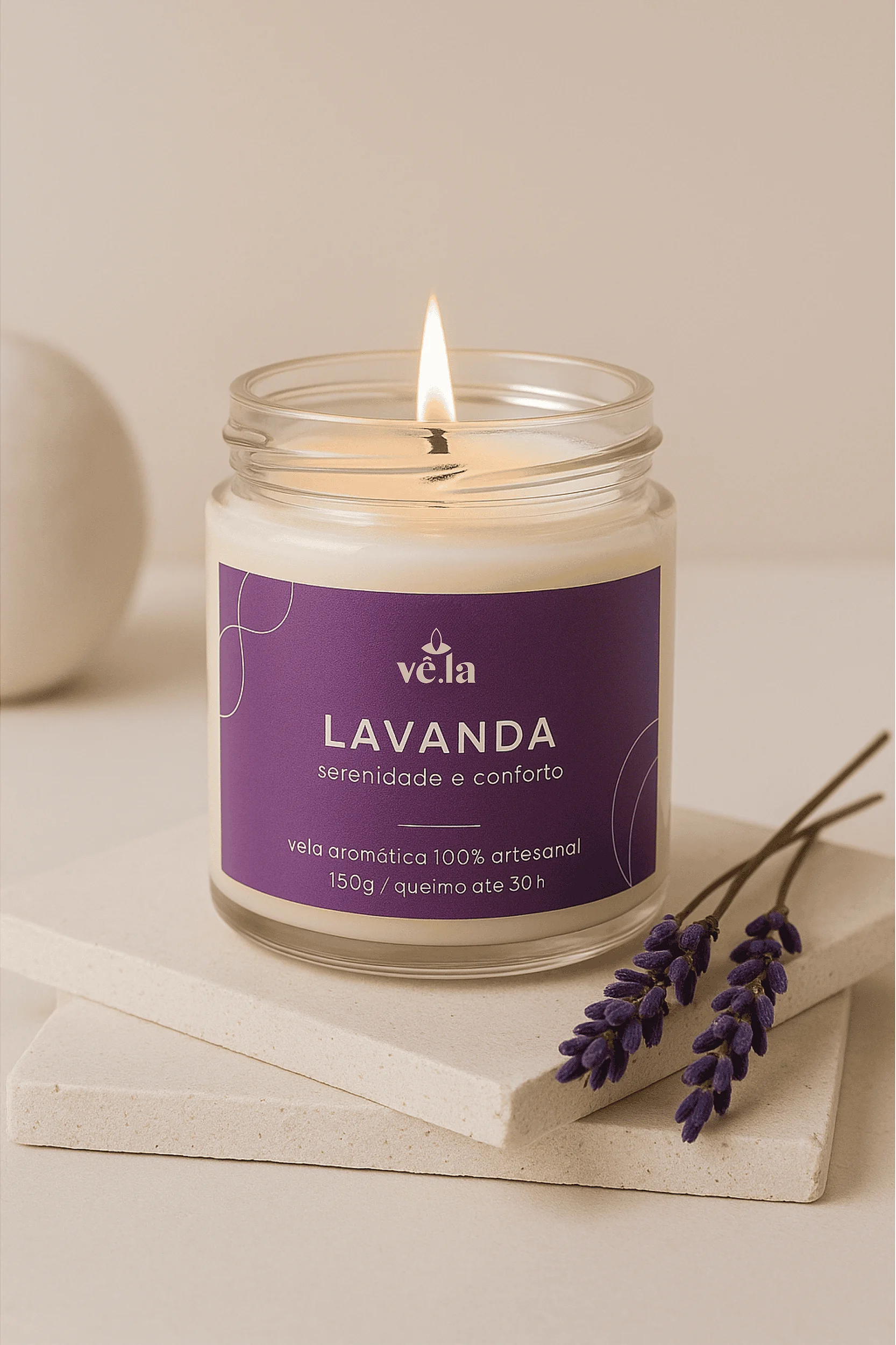 Vela aromática Lavanda Relax em ambiente de quarto aconchegante