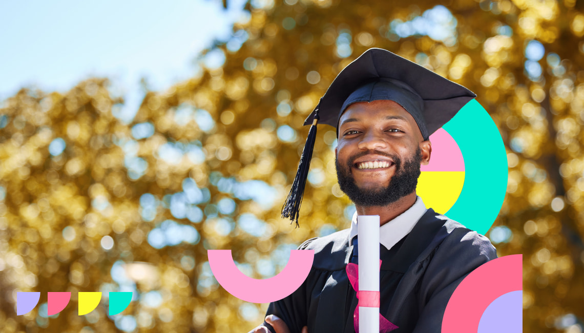 Cerimônia de formatura com graduandos felizes com capelos e diplomas