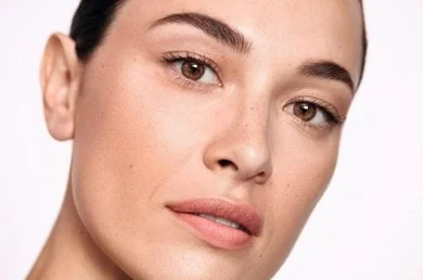 Mulher confiante entre 30-45 anos em ambiente clean e sofisticado