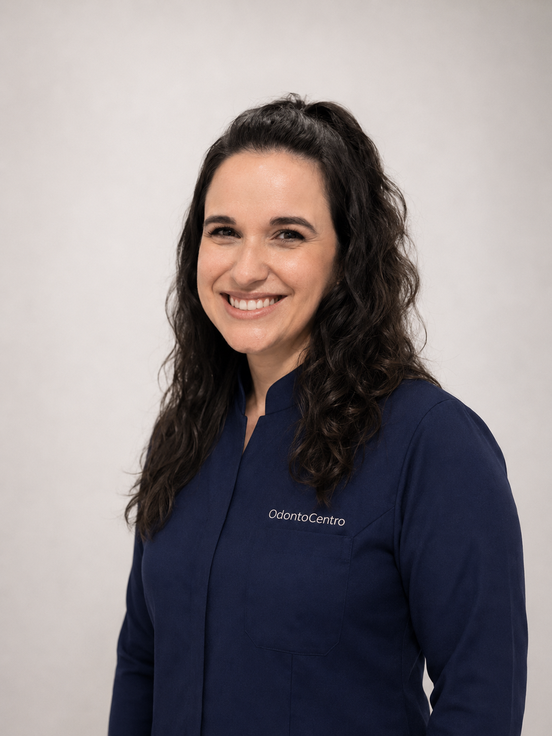 Foto da Dra. Ana Zingra, Especialista em Periodontia e Implantodontia