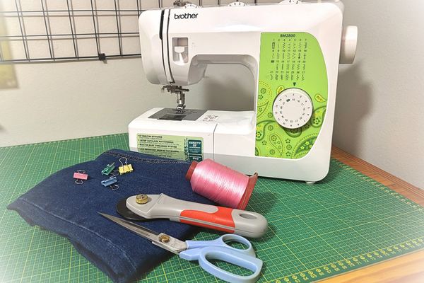 Máquina doméstica, jeans e materiais de costura