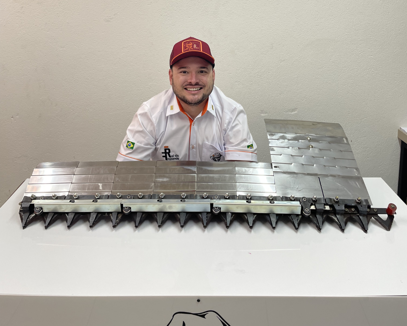 Máquina agrícola trabalhando em área de colheita