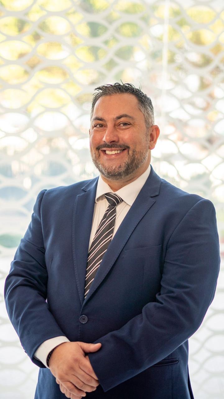 Retrato do Dr. Adriano Schalins sorrindo, transmitindo autoridade e confiança na área de Harmonização Orofacial