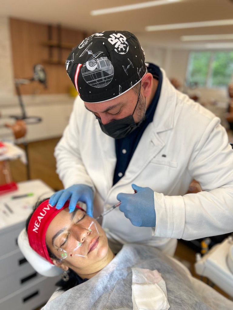 Alunos observando atentamente a prática clínica durante curso de Harmonização Orofacial