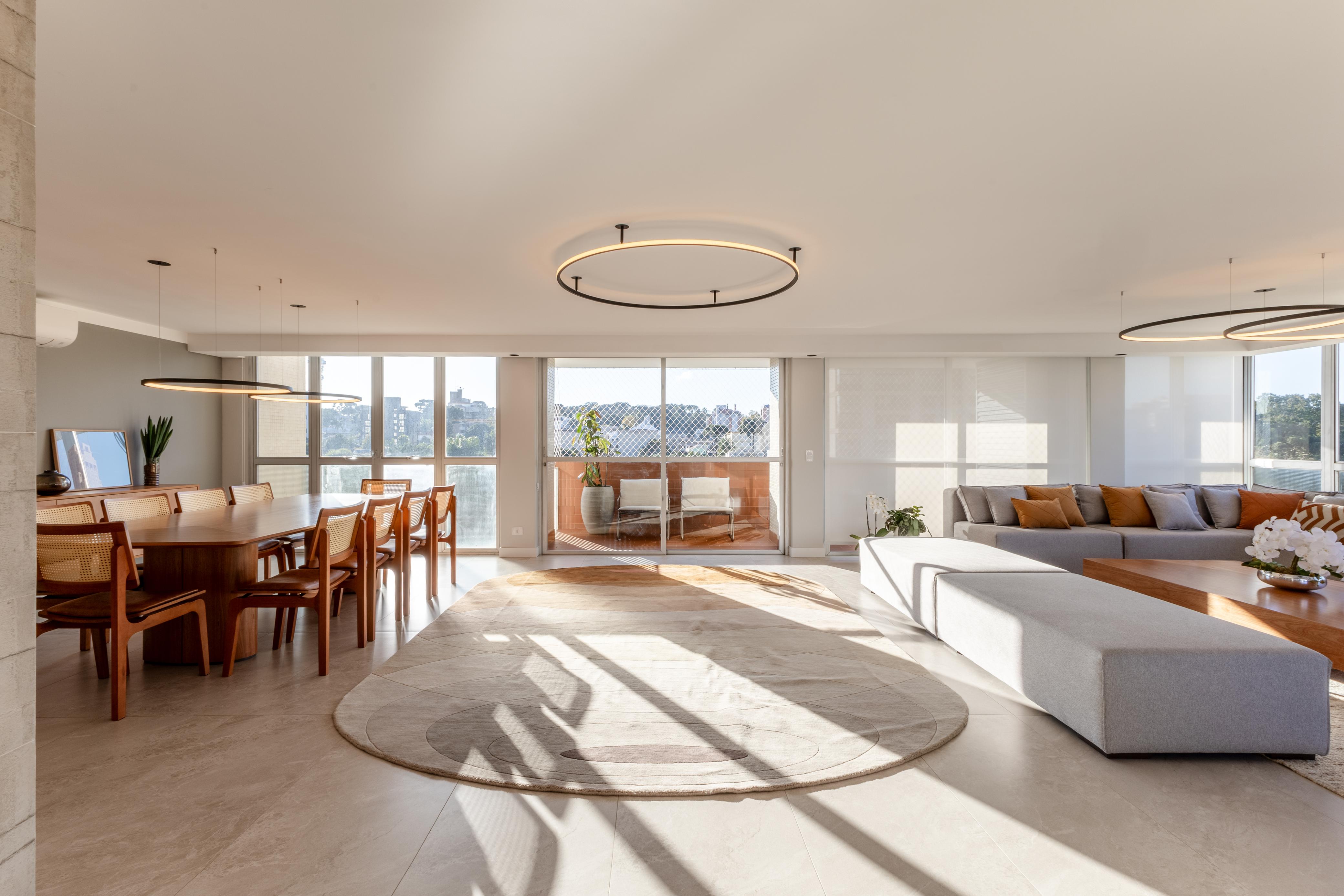 Arquitetura de alto padrão limpa e iluminada revelando clareza estrutural