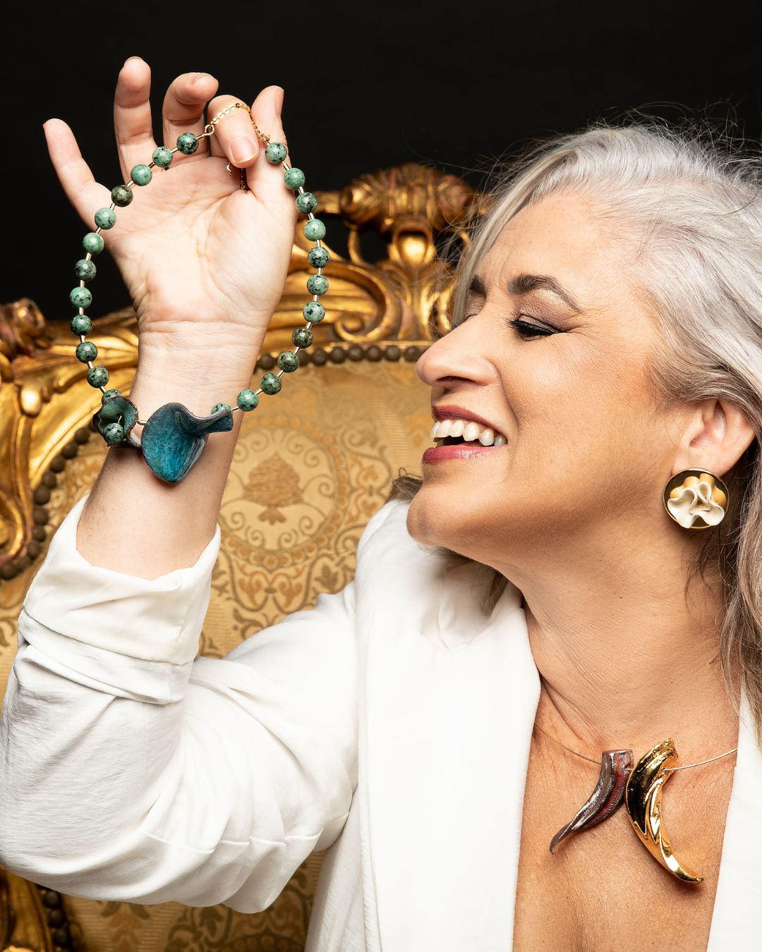 Mãos modelando cerâmica com acabamento artesanal