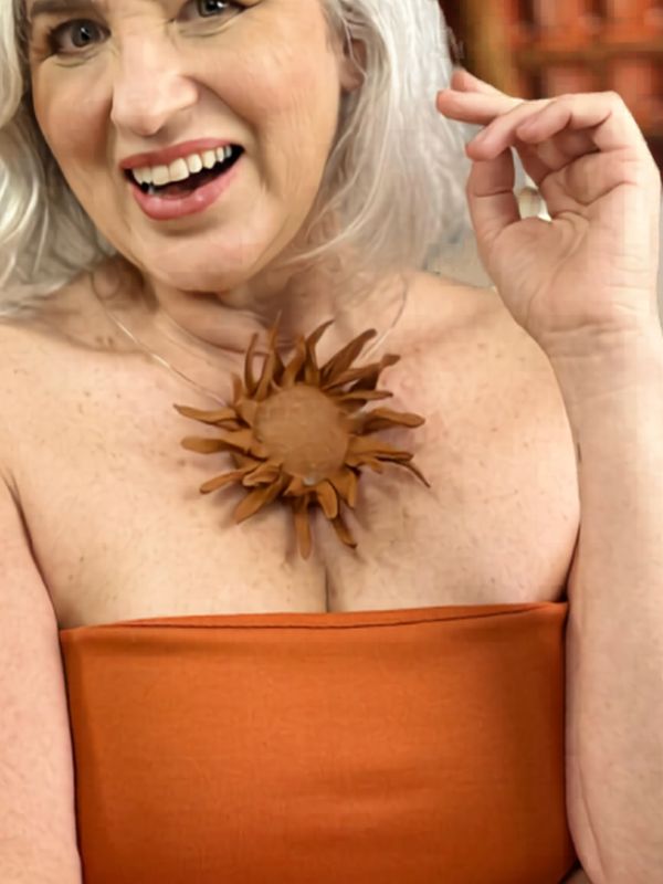 Linguagem editorial transmitindo feminilidade madura, natureza e requinte, num clima de luz quente e sofisticação.