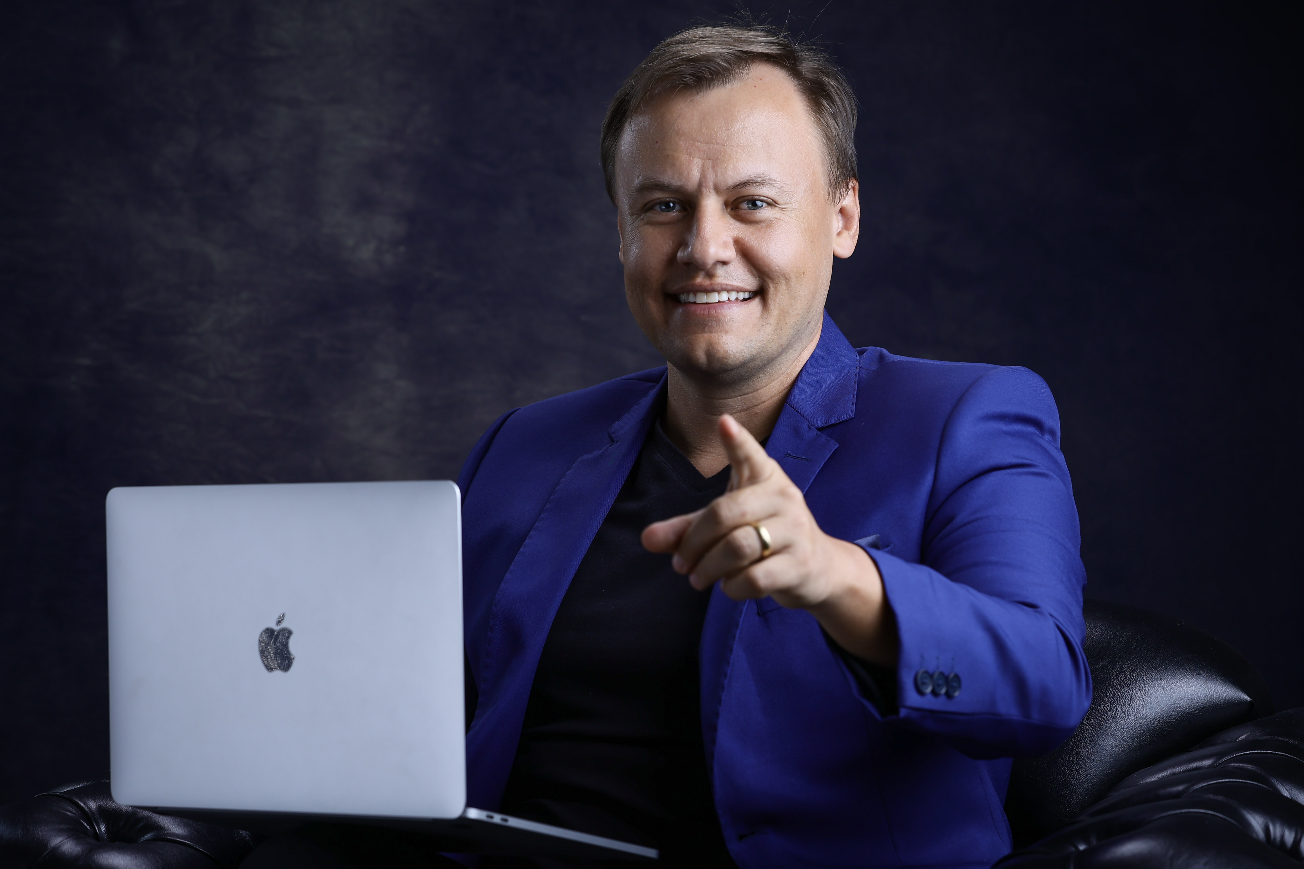 Profissional Realizando Avaliação Imobiliária