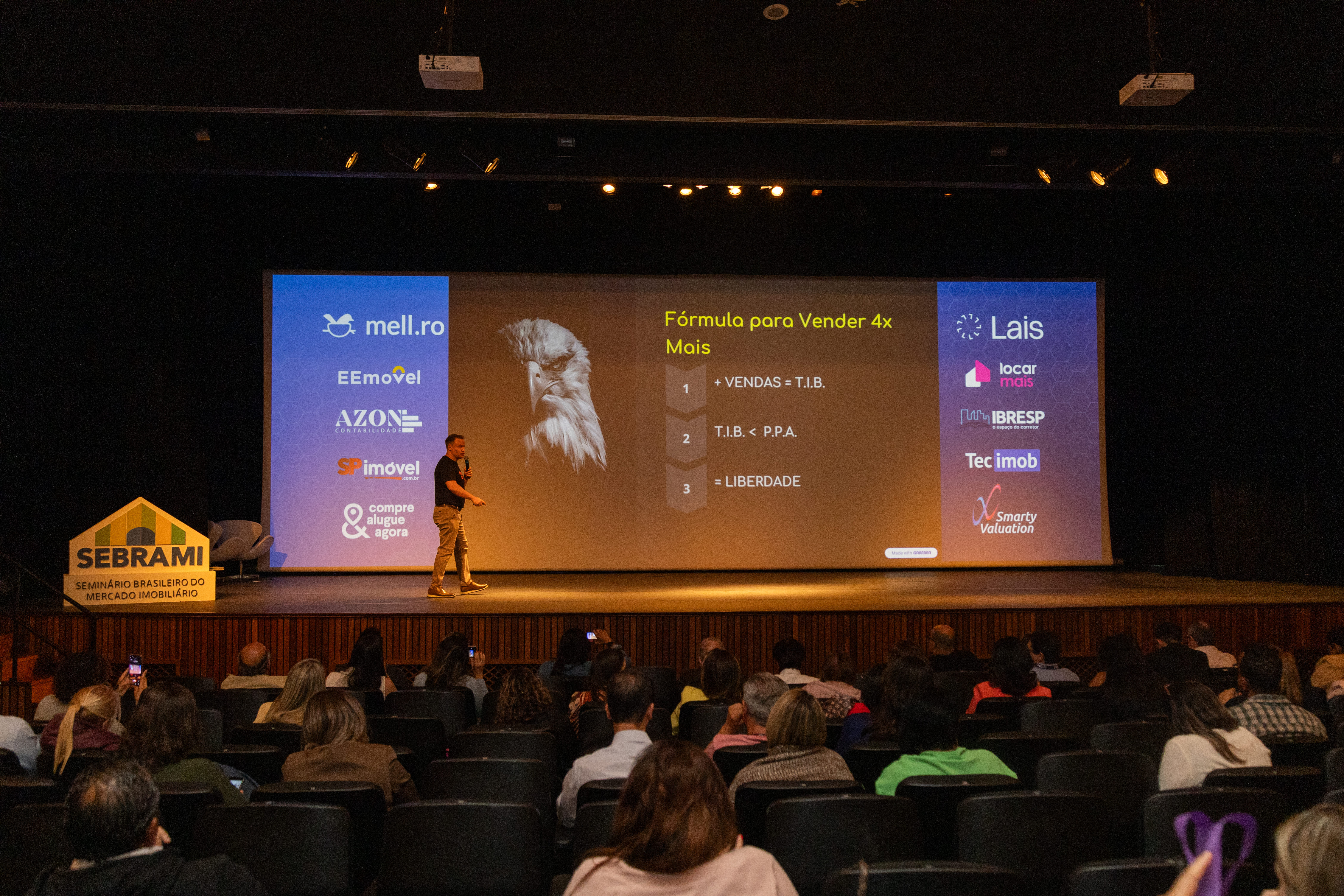 Glaucio palestrando no treinamento Imóvel Academy